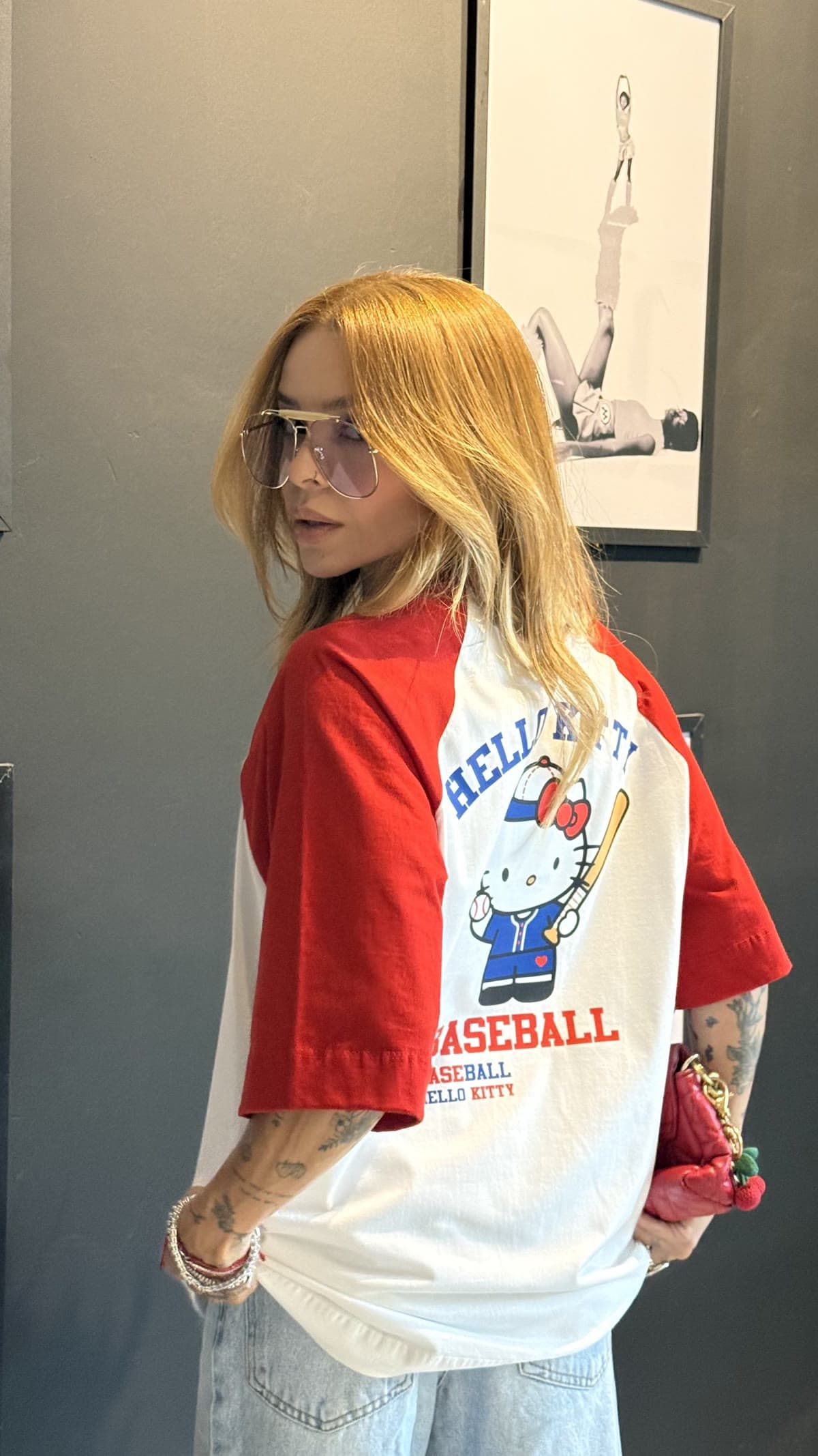 Camiseta personalizada Lamell, modelo com estampa Hello Kitty Baseball
