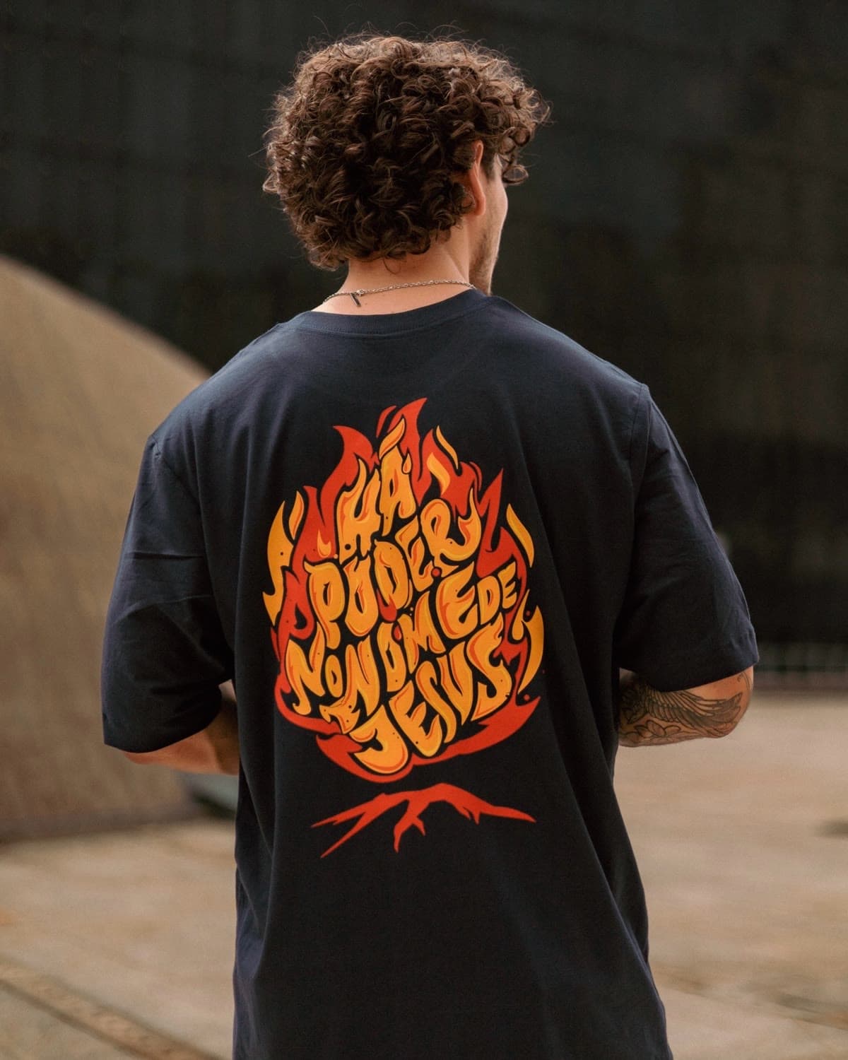 Camiseta personalizada Lamell, modelo com estampa Há Poder no Nome de Jesus
